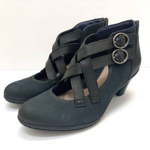 ✨ 2/$40 SALE | Earth | Amber Navy Crisscross booties